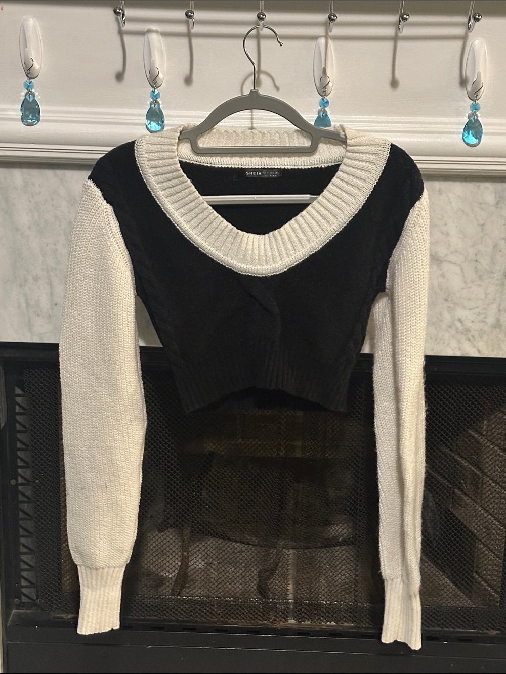 SHEIN Black and White Cropped V-Neck Colorblock Sweater